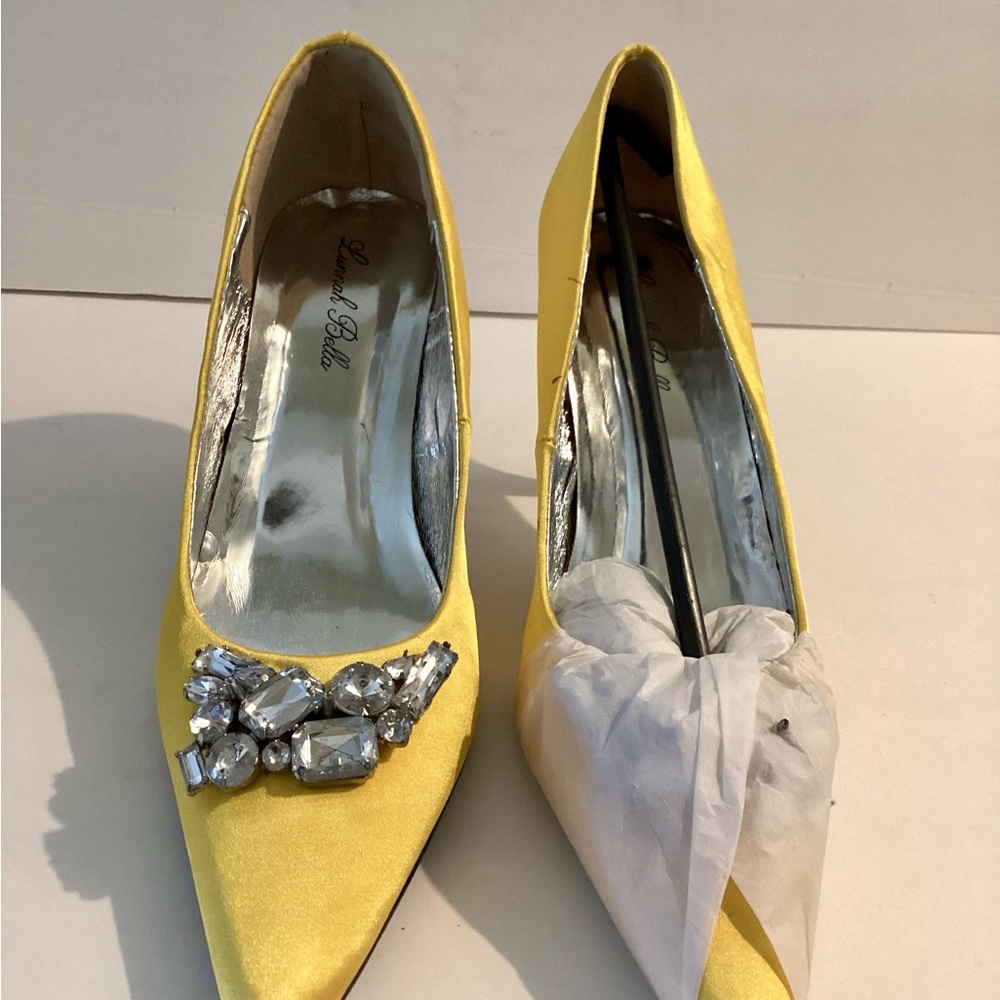 NIB gorgeous, yellow silk heels with rhinestone clips, size 7